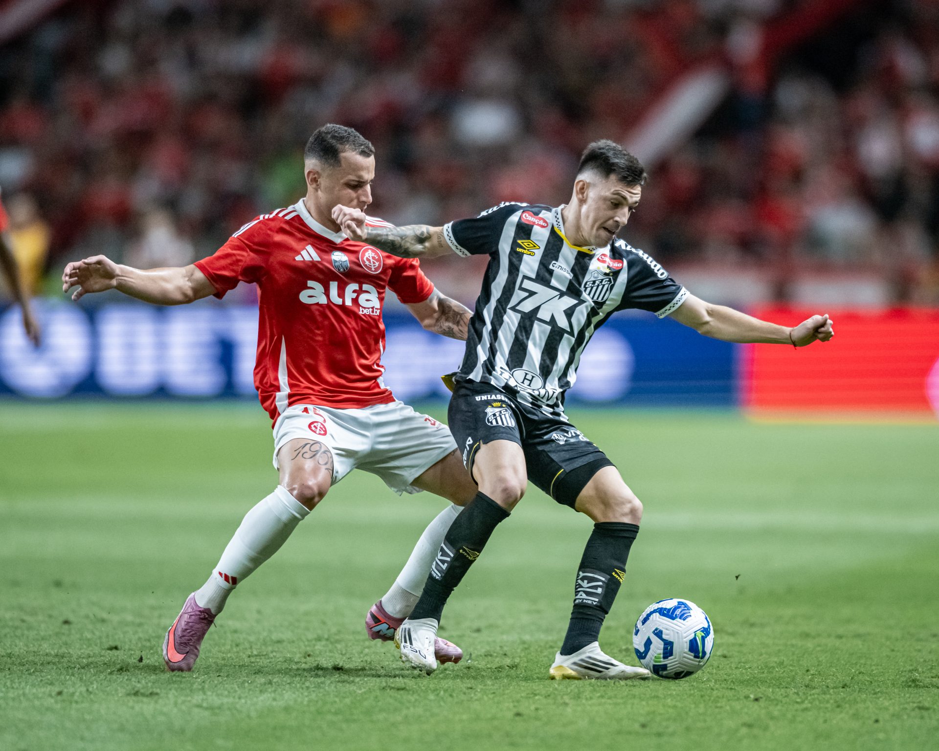 No Beira-Rio, o Santos reage no segundo tempo e empata com o Internacional, alimentando a esperança de escapar do rebaixamento na reta final do Brasileirão - Foto: Léo Piva/ Santos FC