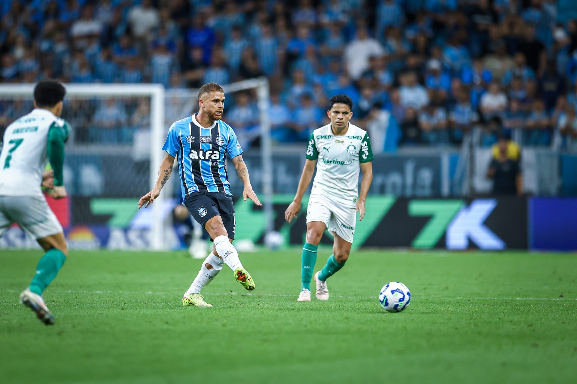 Palmeiras perde para o Grêmio por 3 a 2, de virada, na 36ª rodada do Brasileirão. A derrota marca o quinto jogo sem vitória do Verdão, gerando preocupação - FOTO: LUCAS UEBEL/GREMIO FBPA