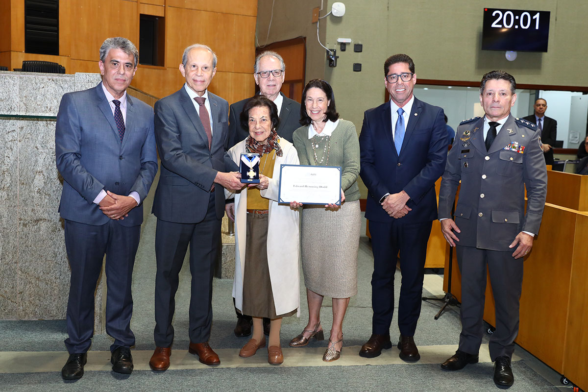 Ales rende homenagem o fundador da Igreja Cristã Maranata, pastor Gedelti Victalino Gueiros. Foto: Divulgação