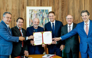 O presidente da Abras, João Galassi, na assinatura do decreto com o presidente Lula, o vice-presidente Geraldo Alckmin, o ministro da Fazenda, Fernando Haddad. Foto: Foto: Vitor Vasconcelos/Secom-PR
