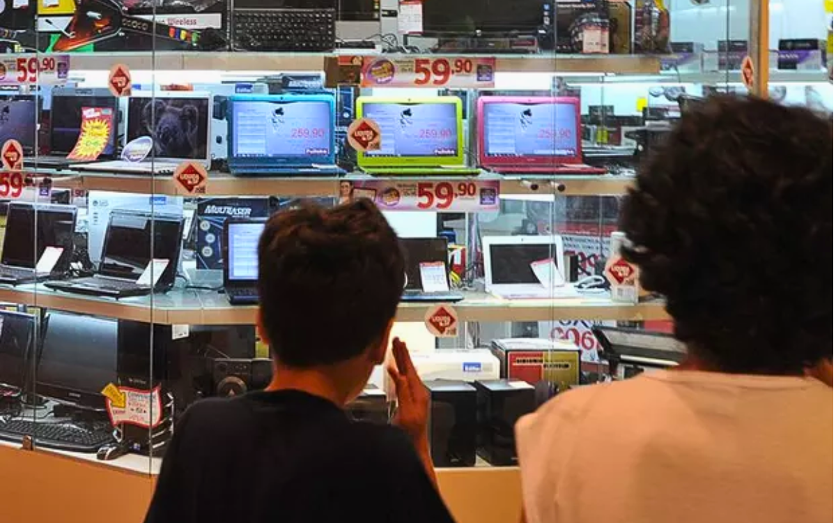 Neste ano, a Black Friday traz eletroeletrônicos com preços mais baixos. Foto: Marcello Casal Jr./Agência Brasil