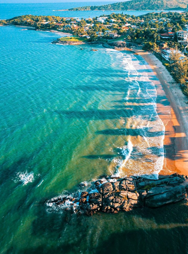 Praia dos Adventistas é refúgio de águas tranquilas em Guarapari Praia dos Adventistas é refúgio de águas tranquilas em Guarapari