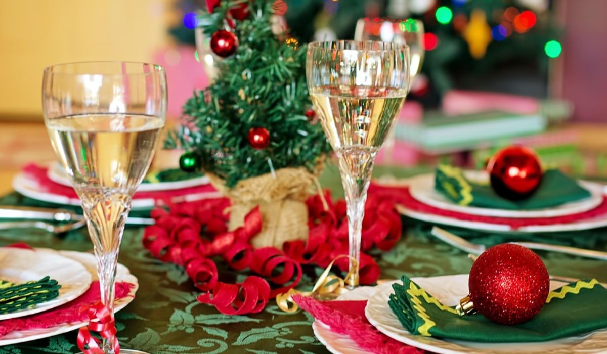 A decoração minimalista dá espaço a tons vibrantes e chamativos. Foto: Pixabay
