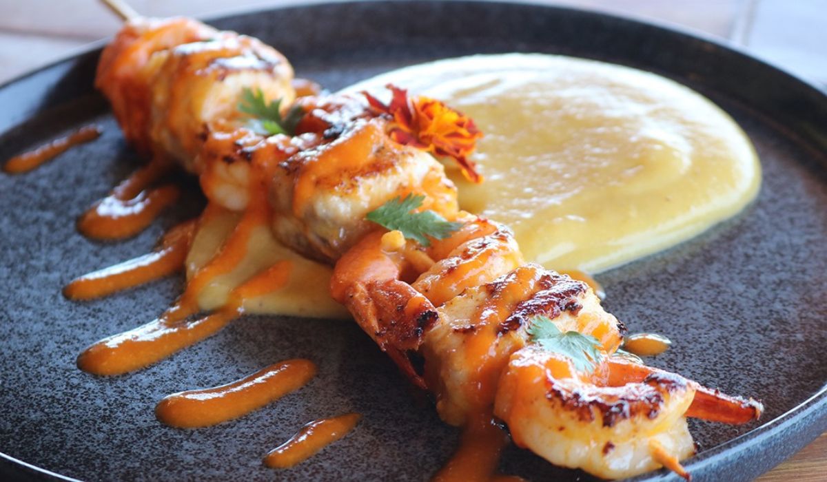 Sargo - Moqueca no Espeto. Foto: divulgação/ Jacaraípe Gourmet