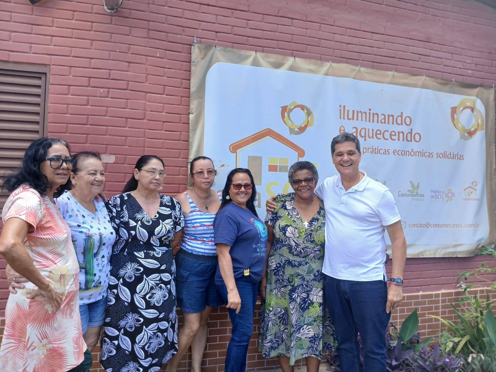 Ricardo Ferraço visita a Casa Sol e conversa com alunos e artesãs dos projetos de economia solidária em Cariacica. Foto: Divulgação