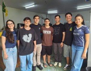 Solares tem como missão desenvolver soluções práticas que conectam o aprendizado acadêmico à economia de energia limpa. Na foto, a atual equipe do projeto. Foto: Divulgação