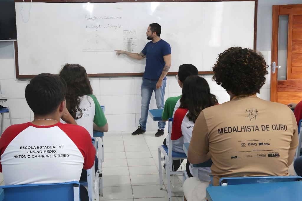 Thiago de Pádua Rosa dá aula de matemática em Guaçuí. Foto: Divulgação