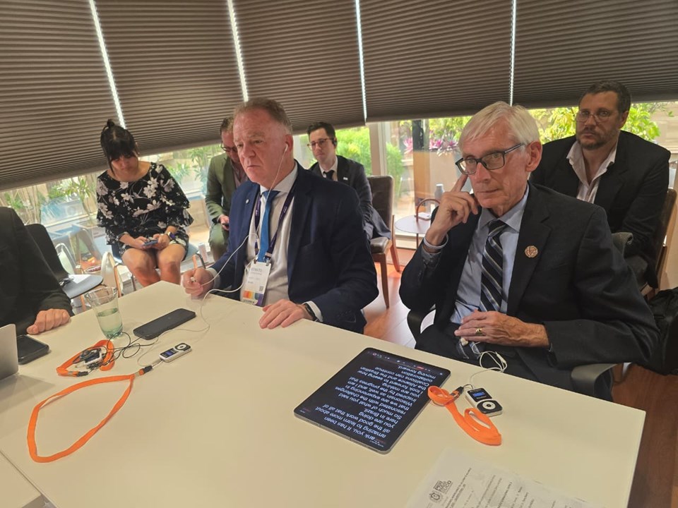 Casagrande durante reunião com representantes da Aliança Climática dos Estados Unidos, no Fórum de Líderes Locais da COP30, no Rio. Foto: Divulgação