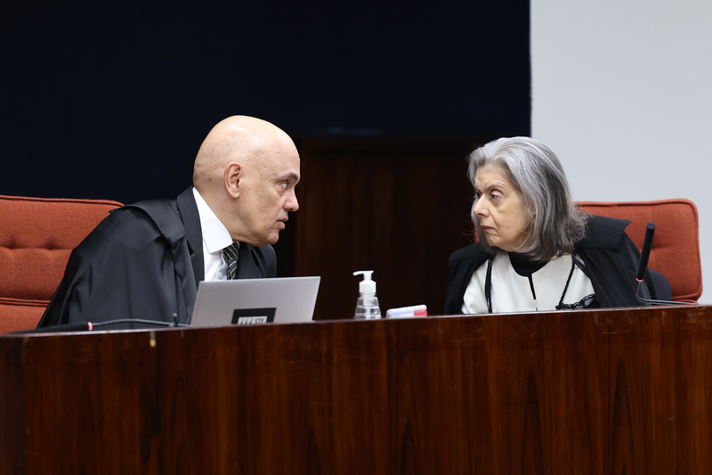 O STF confirmou a prisão preventiva de Bolsonaro após violação de tornozeleira e risco de fuga. Moraes e Dino destacaram descumprimento de medidas- Foto: collectionImage