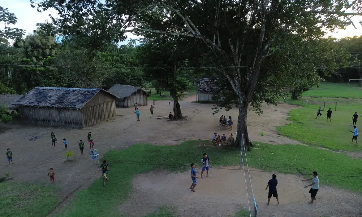 Estudo do IBGE revela a precariedade das moradias em áreas protegidas da Amazônia Legal, com 75% dos moradores enfrentando problemas com água, esgoto e lixo - Foto: Fernando Frazão/Agência Brasil