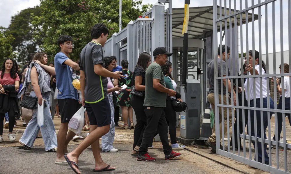 O Enem 2025 teve 27% de abstenção no primeiro dia. Temas sociais e culturais marcaram as provas, com redação sobre envelhecimento - Foto: Comunhão