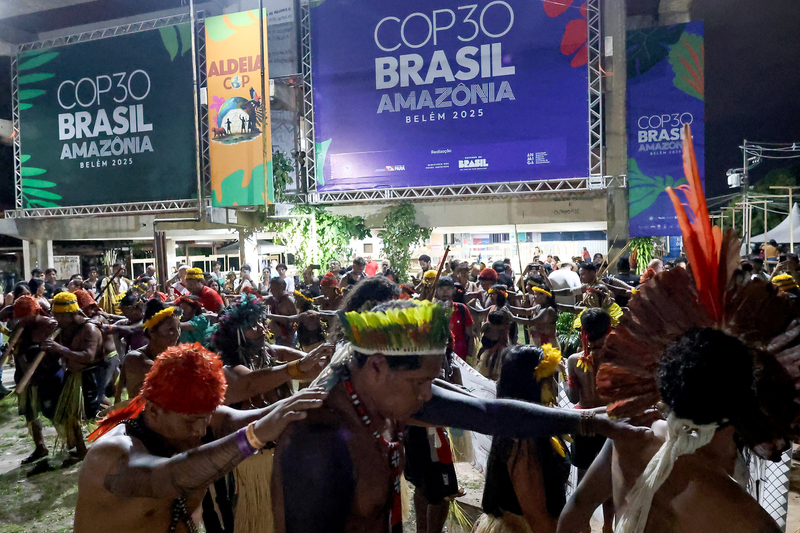 A COP30 em Belém testemunha a maior mobilização indígena da história, com 3 mil líderes defendendo demarcação de terras, bioeconomia e justiça climática global - Foto de Aline Massuca/COP30