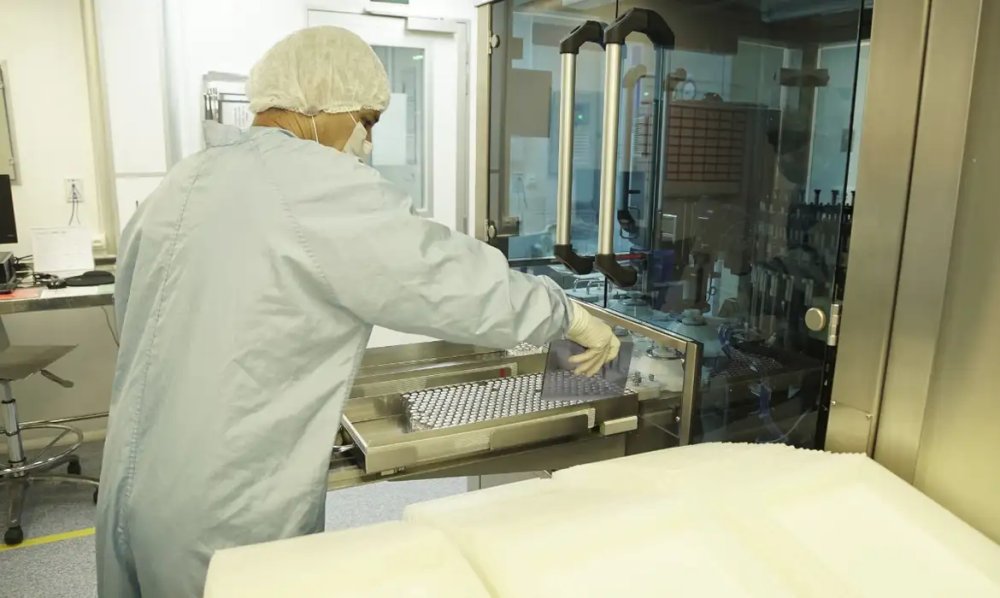 A Anvisa registrou a vacina contra dengue do Butantan, um imunizante 100% brasileiro de dose única. O SUS planeja iniciar a aplicação gratuita em 2026 - Foto: Bio-Manguinhos/Fiocruz