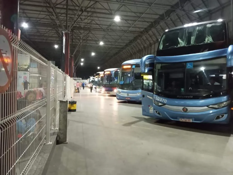 O setor de serviços do Brasil, impulsionado por transportes, expandiu 0,6% em setembro, atingindo recorde histórico. Dados do IBGE revelam 8 meses de alta - Foto: ES Brasil