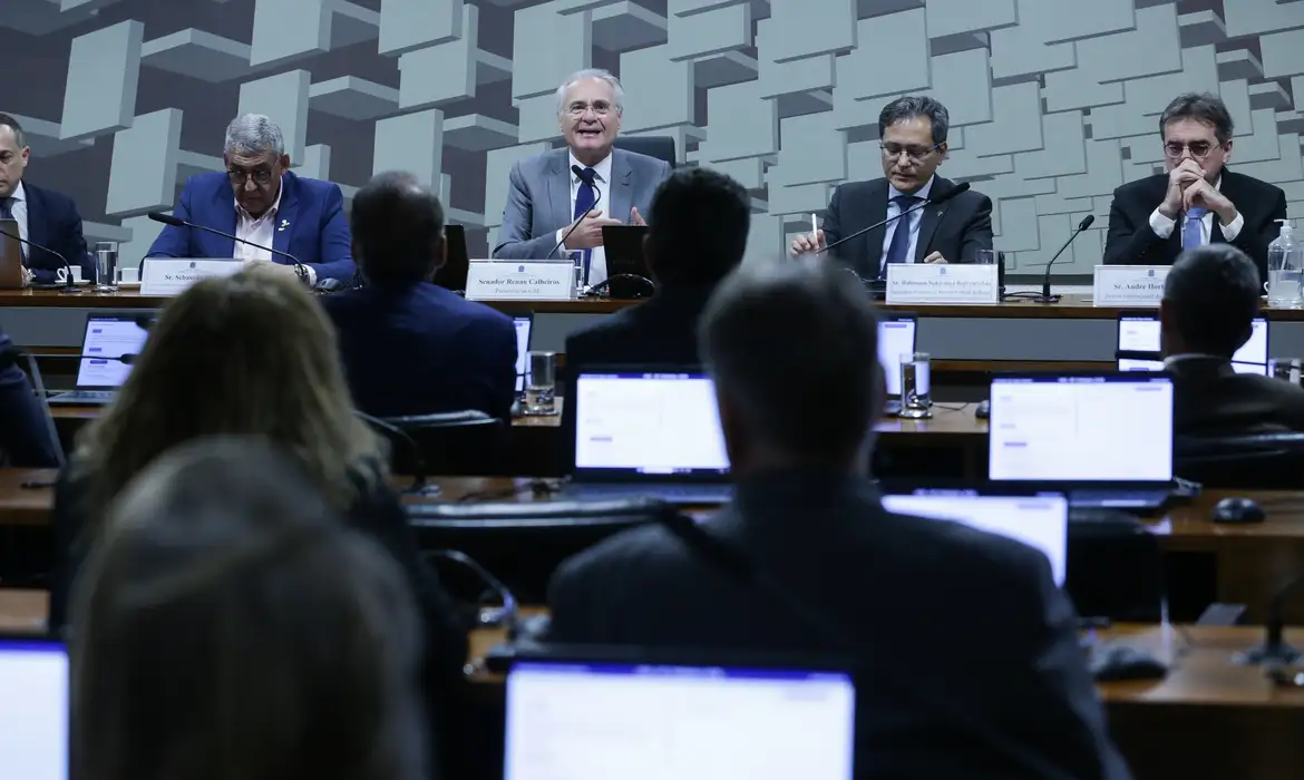 A Comissão de Assuntos Econômicos do Senado aprovou projeto que eleva a isenção do Imposto de Renda para salários até R$ 5 mil - Foto: Lula Marques/ Agência Brasil