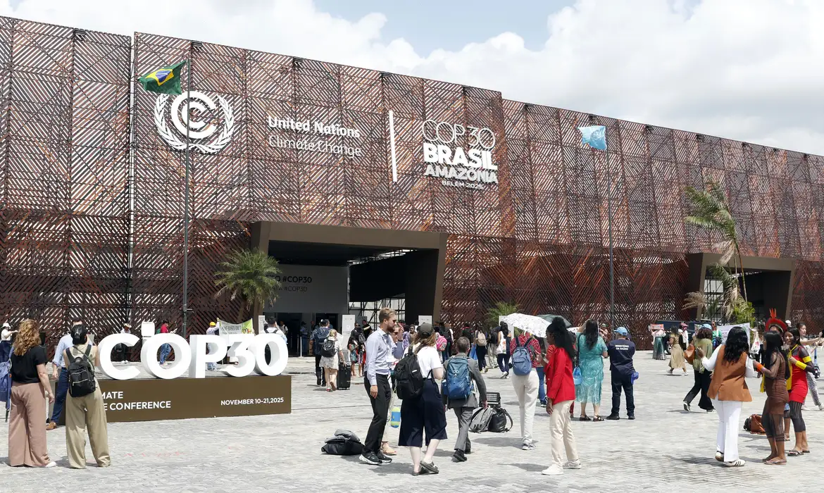 A COP30 retoma as atividades após incidente com fogo, com sessões de negociação já em andamento - Foto: Bruno Peres/Agência Brasil