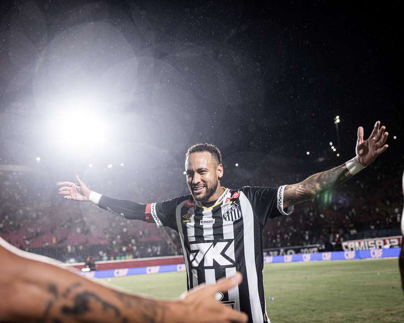 Carlo Ancelotti observa Neymar para a Copa 2026. Desempenho, lesões e comparações com Romário, Ronaldo e Ronaldinho Gaúcho aos 33 anos - Foto: Raul Baretta/Santos Fc