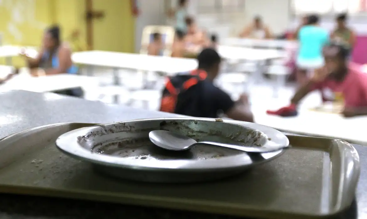 Dados do IBGE 2024 mostram que quase metade das prefeituras brasileiras carece de órgãos para segurança alimentar, impactando o combate à fome localmente - Foto: Tânia Rêgo/Agência Brasil