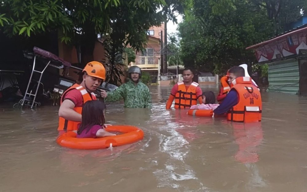 Filipinas em alerta máximo: tufão Kalmaegi força evacuação de 70 mil. Autoridades temem chuvas torrenciais e ondas gigantes em áreas já afetadas - Foto: Guarda Costeira das Filipinas por AP