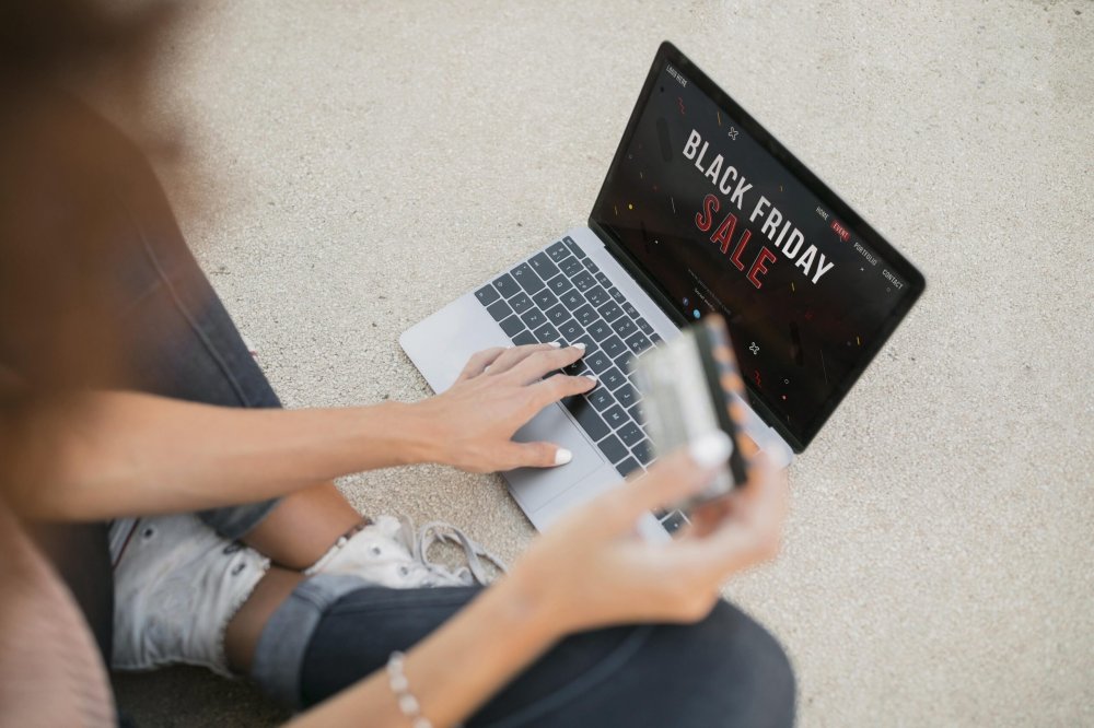 Descubra os principais problemas da Black Friday 2023: entregas atrasadas, produtos não recebidos e propaganda enganosa. Reclame AQUI alerta sobre golpes - Foto: ES Brasil