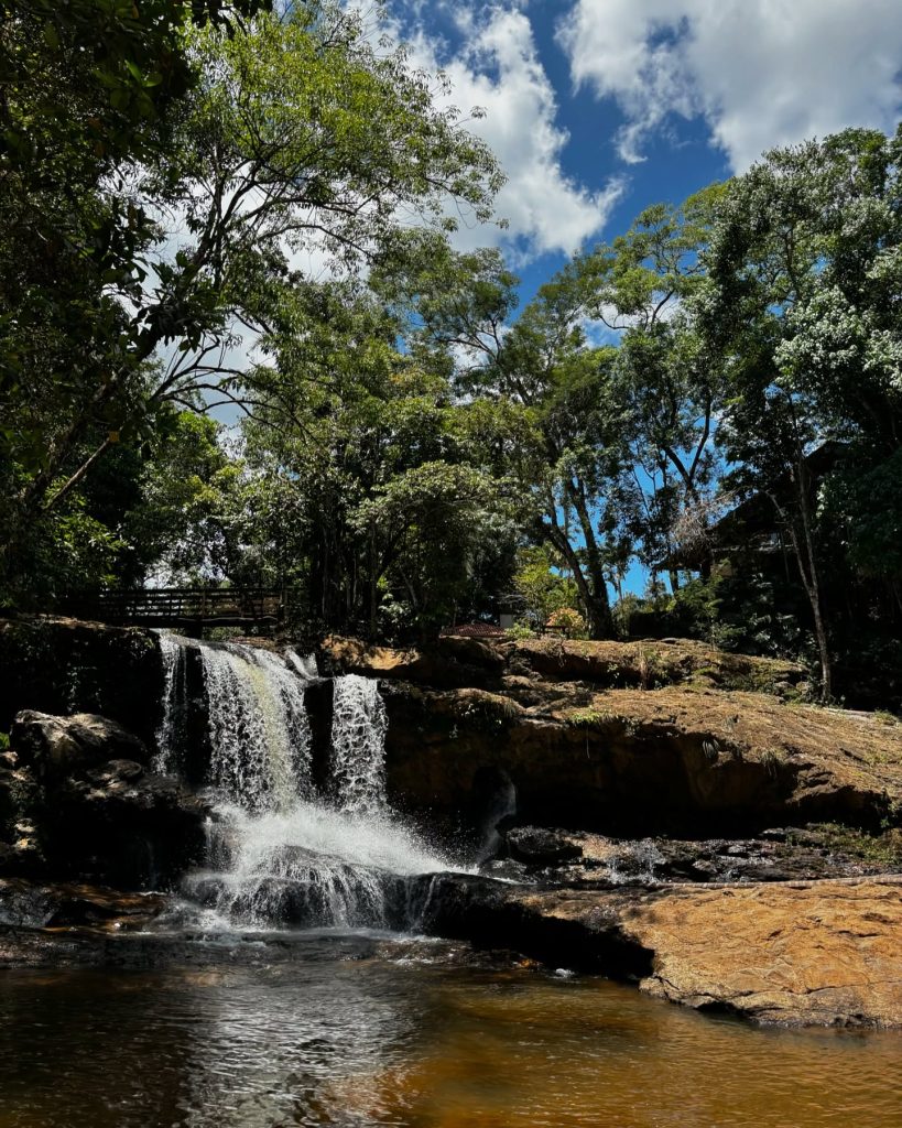 Cachoeira Véu da Noiva encanta visitantes Cachoeira Véu da Noiva encanta visitantes