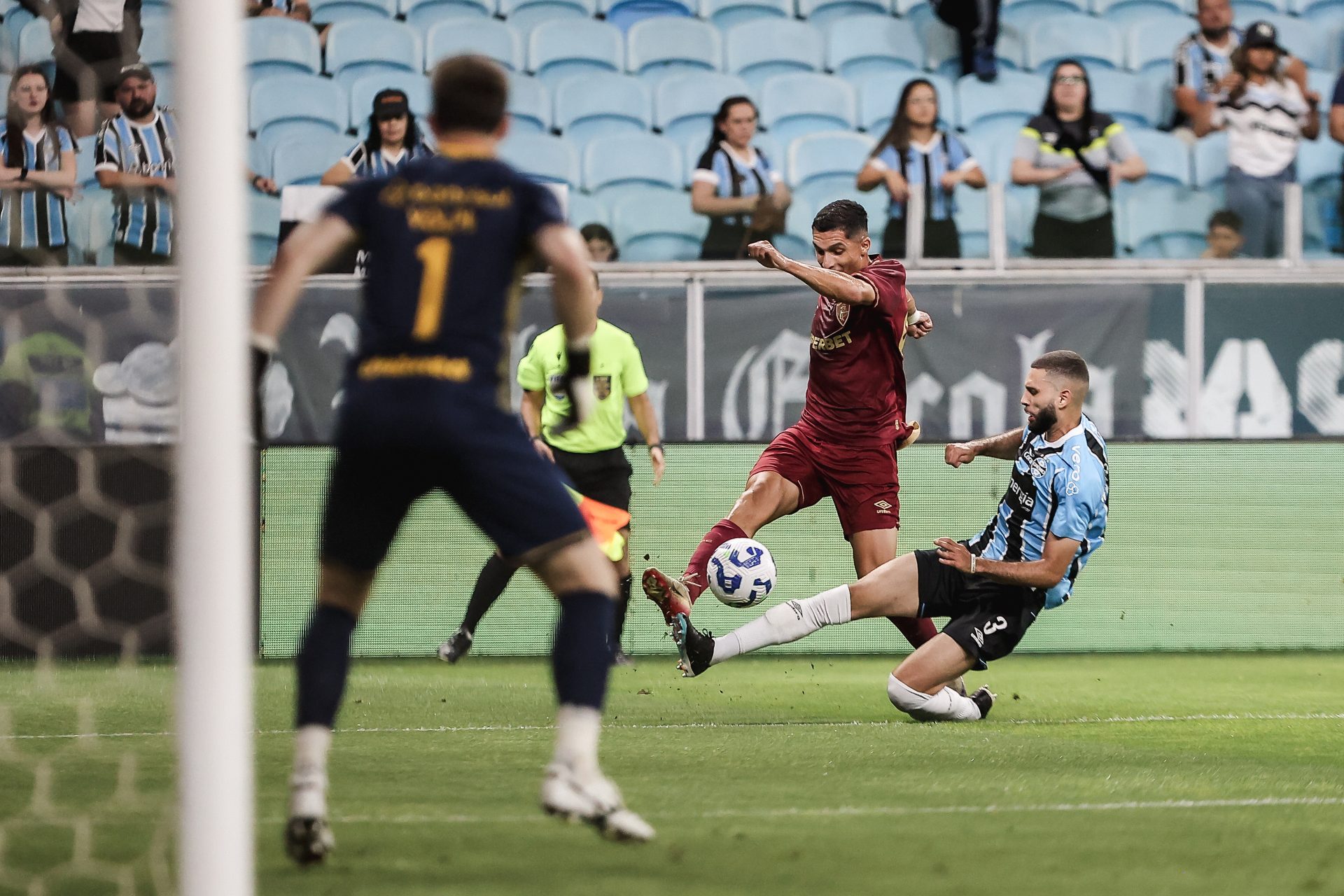 Com dois gols do contestado Soteldo, Fluminense vence o Grêmio por 2 a 1 na 37ª rodada do Brasileirão e fica perto da vaga direta na Libertadores - FOTO: LUCAS MERÇON / FLUMINENSE F.C.