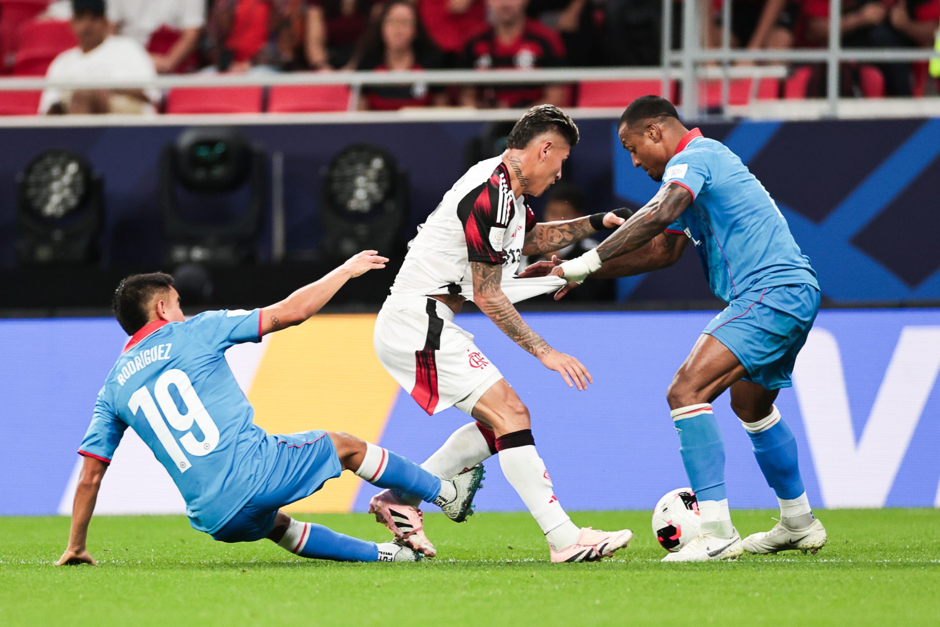 Flamengo vence Cruz Azul por 2 a 1, com Arrascaeta decisivo, e avança à semi da Copa Intercontinental. Saiba como foi a partida no Catar e o próximo desafio - Foto: Gilvan de Souza/Flamengo