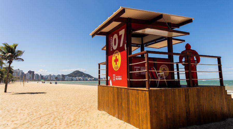 Vila Velha instala 25 novos postos de salva-vidas e, na Operação Verão 2025-2026, terá 28 postos, jet ski, bote e 120 guarda-vidas - Foto: Danilo Martins
