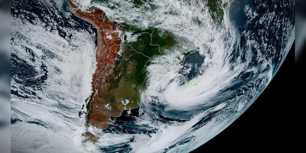 Veja as imagens do ciclone extratropical que atingiu o Brasil, com dados de impactos e mortes no Sul e SP. Entenda como se forma e a relação com o aquecimento - Foto: Divulgação/Nasa