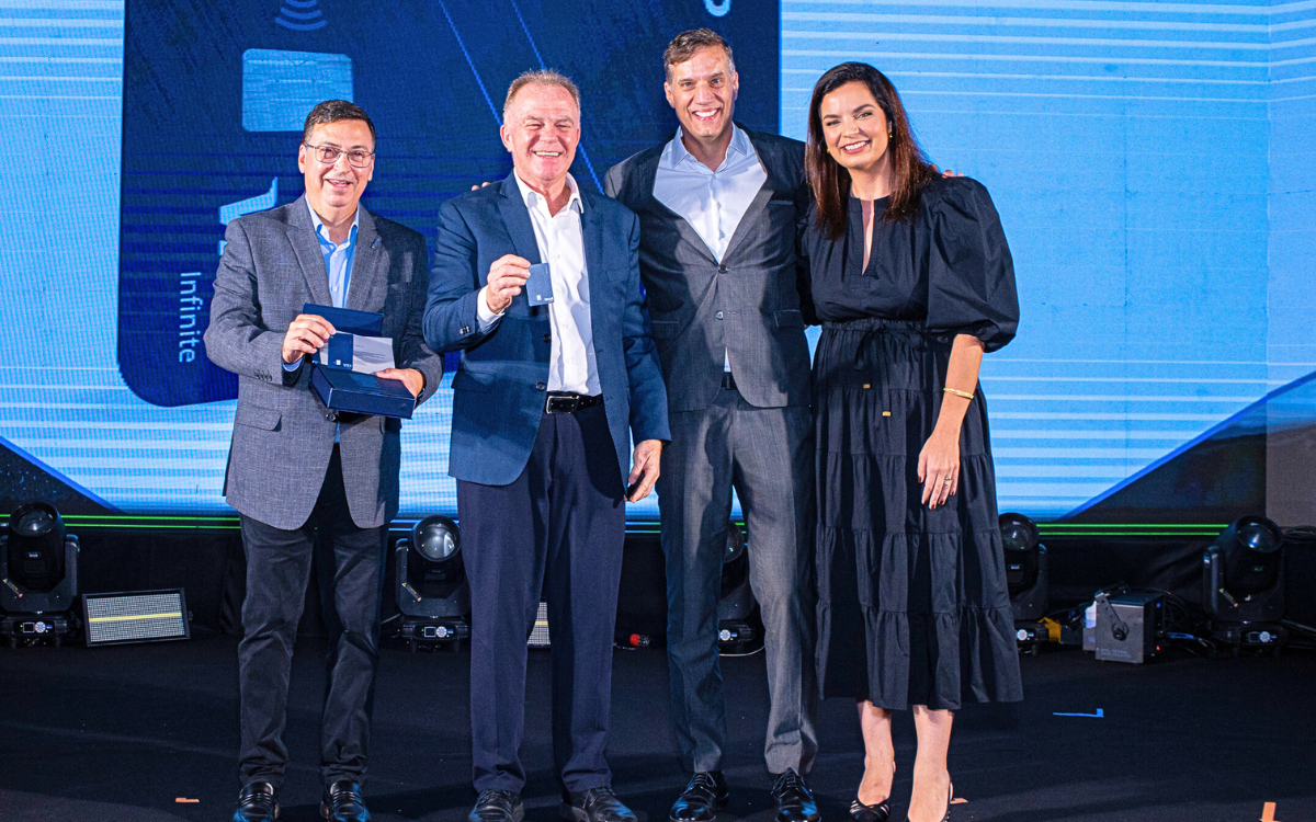 Renato Casagrande, com representantes do Baneses, durante lançamento do Absoluto Visa Finite. Foto: Banestes