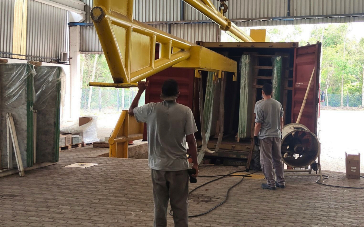 Ovação de contêiner com chapas de rochas naturais brasileiras prontas para exportação pelo setor de rochas. Foto Karina Porto Firme/Banco de Imagem Centrorochas