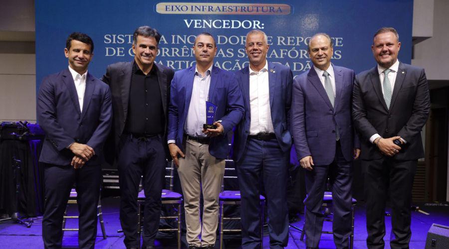 Secretário Rogério Gomes e outras autoridades recebem, em Brasília, prêmio nacional por app de gestão semafórica. Foto: Divulgação