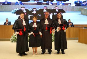 Janete Simões assume TJES com gestão moderna e transparente Também tomaram posse o vice-presidente, desembargador Fernando Zardini Antonio; o corregedor-geral da Justiça, desembargador Ewerton Schwab Pinto Júnior; e o vice-corregedor, Robson Luiz Albanez. Foto: Divulgação (TJ-ES)