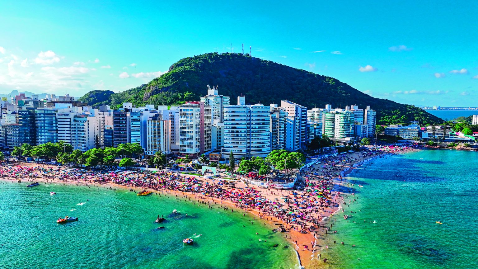 A Praia da Costa, em Vila Velha, é uma das mais famosas e movimentadas, com excelentes infraestruturas, águas calmas e areias claras, é ideal para o lazer das famílias e para atividades recreativas. Foto: Fabrício Lima