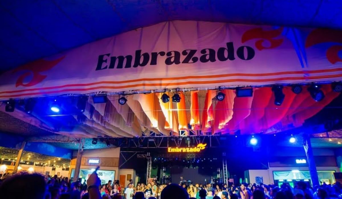 O Embrazado, localizado na Praia do Canto, em Vitória, recebeu grandes eventos ao longo dos anos. Neste mês, o estabelecimento segue recebendo shows e apresentações. Foto: @embrazadovix