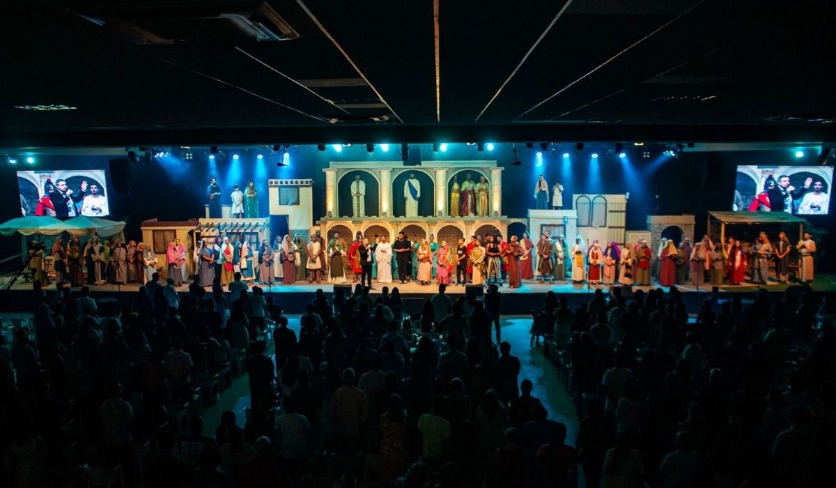 No palco, a música ganha protagonismo com uma orquestra profissional de 35 integrantes, responsável por executar toda a trilha sonora ao vivo e acompanhar cada cena da narrativa. Foto: divulgação