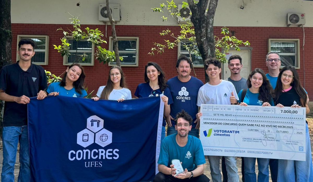 Equipe do CONCRES celebra o 1º lugar no desafio “Quem Sabe Faz ao Vivo”, conquistado durante o 66º Congresso Brasileiro do Concreto, o maior evento de tecnologia do concreto da América Latina. Foto: FEST