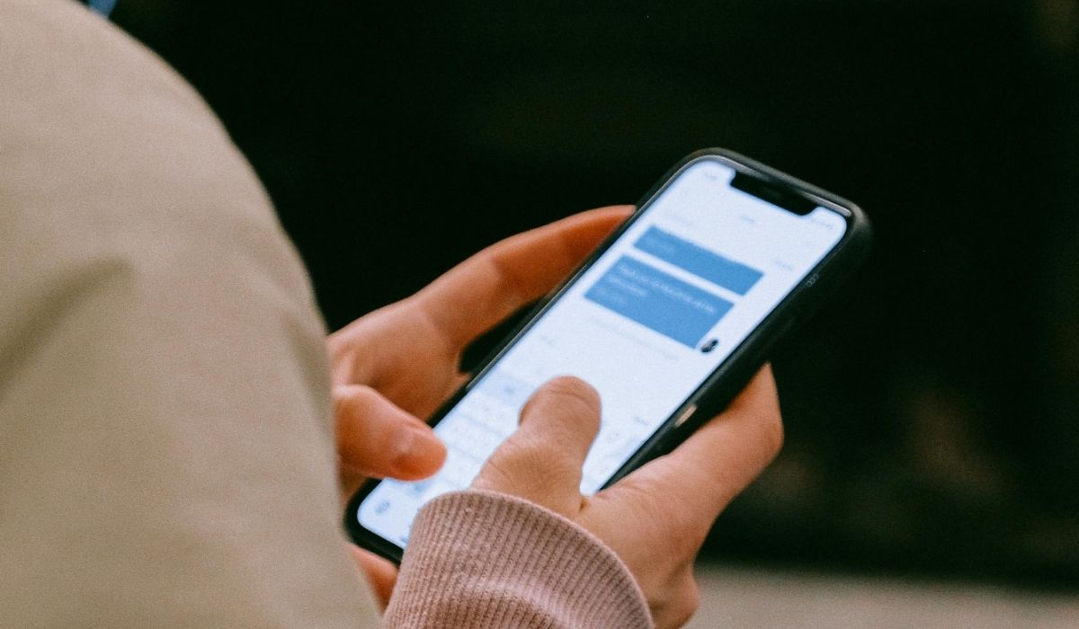 A tecnologia avisa exatamente quando o formando deve se dirigir ao estúdio fotográfico, substituindo o antigo sistema manual. Foto: Pexels
