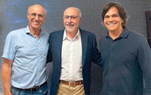 José Luís Gaveas e Sancler Ximenes, sócios da Galwan, recebem Ageu Ramos (ao centro) para uma palestra sobre construção e incorporação - Foto: DIvulgação