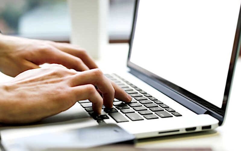 TIC Domicílios mostra avanço do acesso à internet (86% lares), mas com desigualdades por renda, idade e escolaridade - Foto: ES Brasil