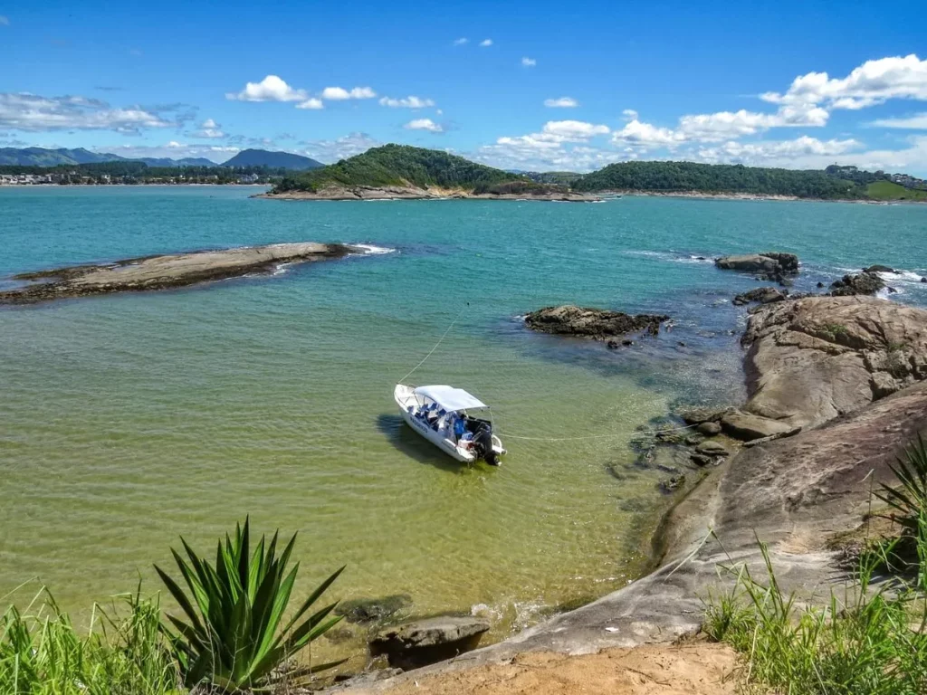 Ilha dos Cabritos é paraíso tranquilo no coração de Piúma