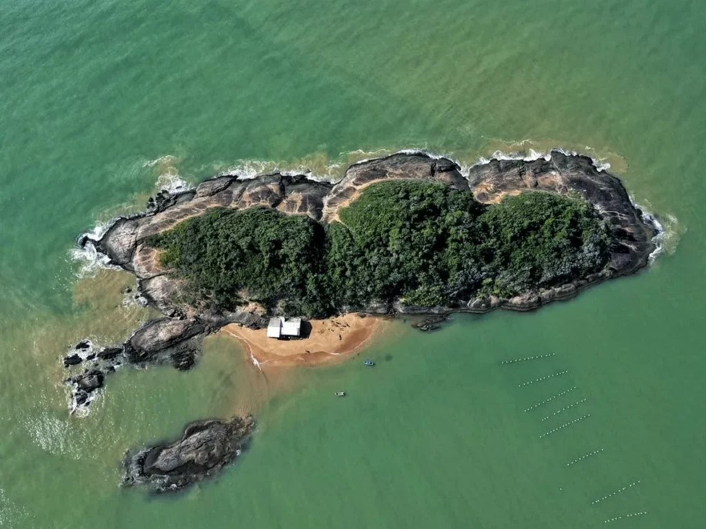 Ilha dos Cabritos é paraíso tranquilo no coração de Piúma