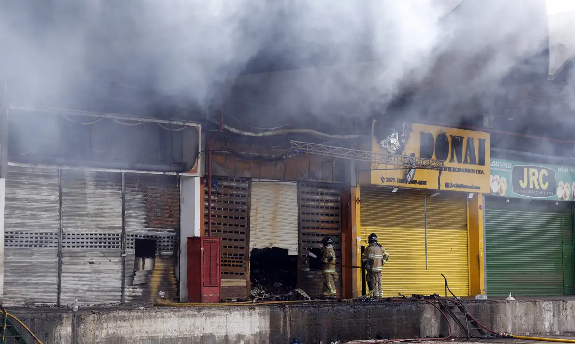 Um incêndio devastador atingiu o Ceasa Rio, destruindo 28 lojas e causando prejuízos incalculáveis - Foto: Tânia Rêgo/Agência Brasil