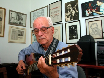 Estátua de Mauricio de Oliveira é homenagem eterna ao violonista capixaba