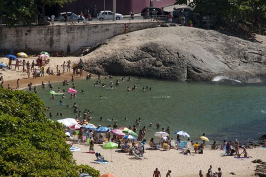 Praia do Meio: refúgio tranquilo entre natureza e mar em Guarapari