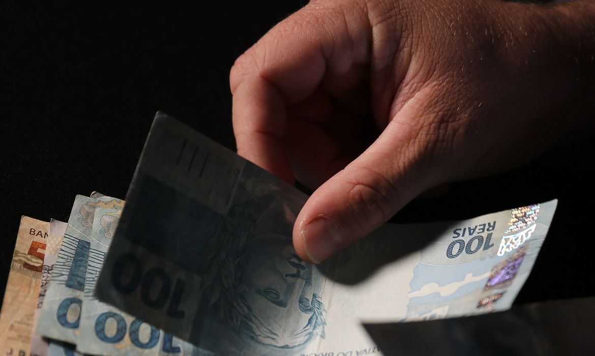 Cerca de 95,3 milhões de brasileiros recebem a segunda parcela do décimo terceiro salário - Foto: José Cruz/Agência Brasil