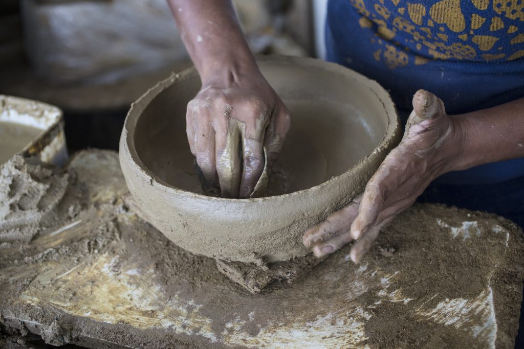 Paneleiras de Goiabeiras: tradição viva moldada em barro e memória Paneleiras de Goiabeiras: tradição viva moldada em barro e memória