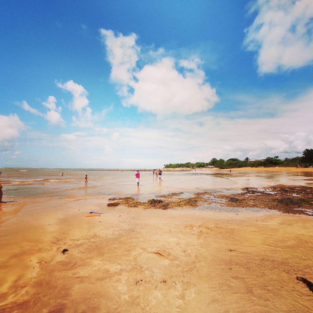 Praia de Putiri: tranquilidade e natureza preservada no litoral de Aracruz