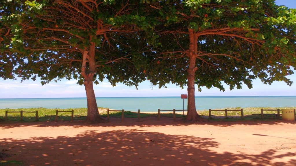 Praia de Putiri: tranquilidade e natureza preservada no litoral de Aracruz