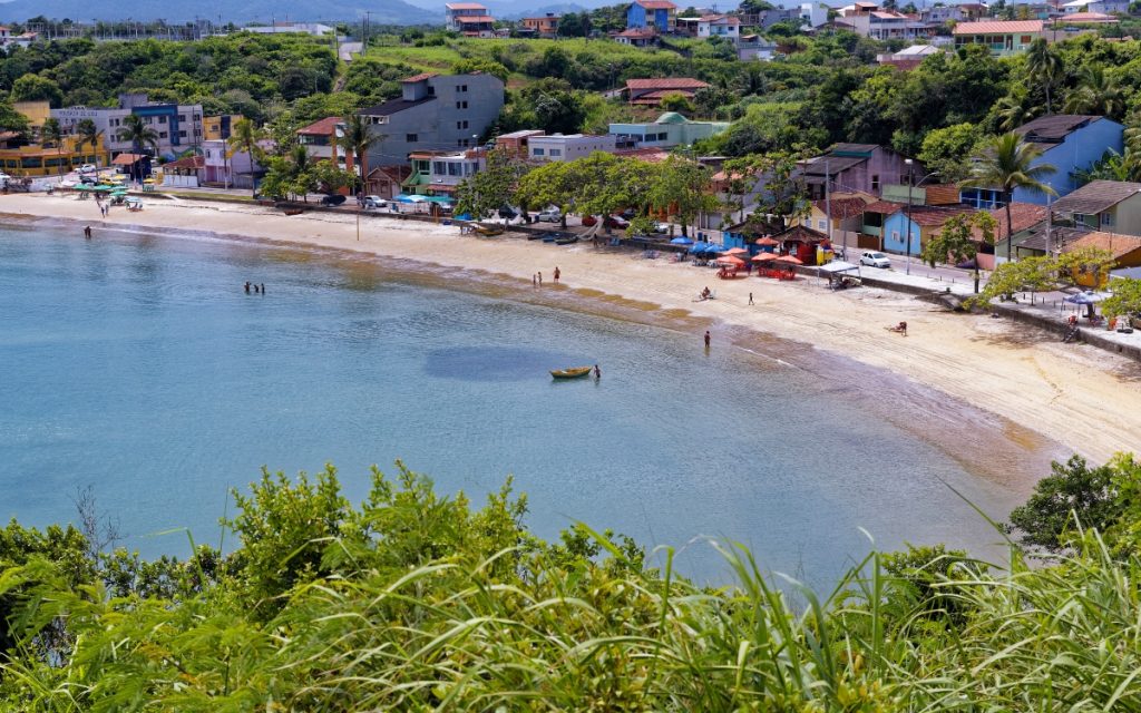 Praia de Ubu: praia tranquila e charmosa em Anchieta